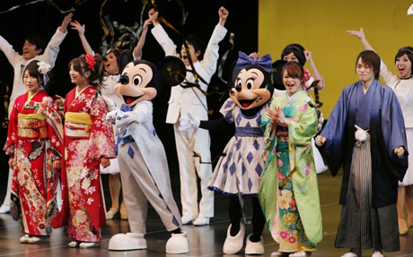 Lễ trưởng thành được tổ chức tại công viên Disneyland ở Tokyo vào ngày hôm qua.